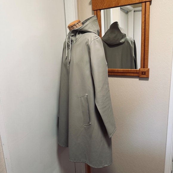 Stutterheim Women's Cream Hooded Raincoat - Picture 8 of 9